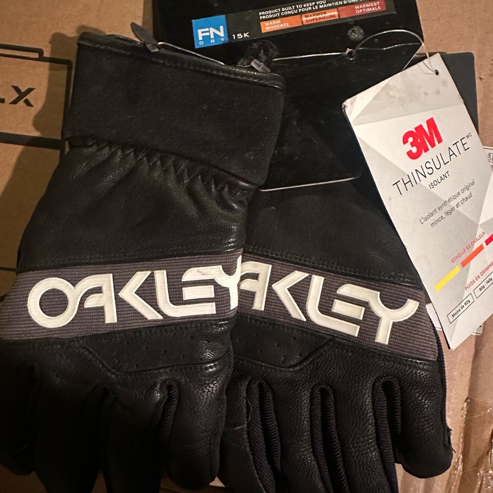 Oakley Black Performance Gloves with Breathable Design
